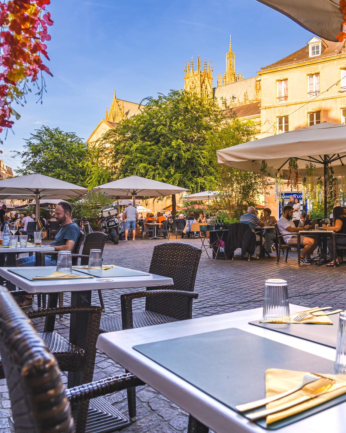 LES RAOUDIS -Repas en terrasse